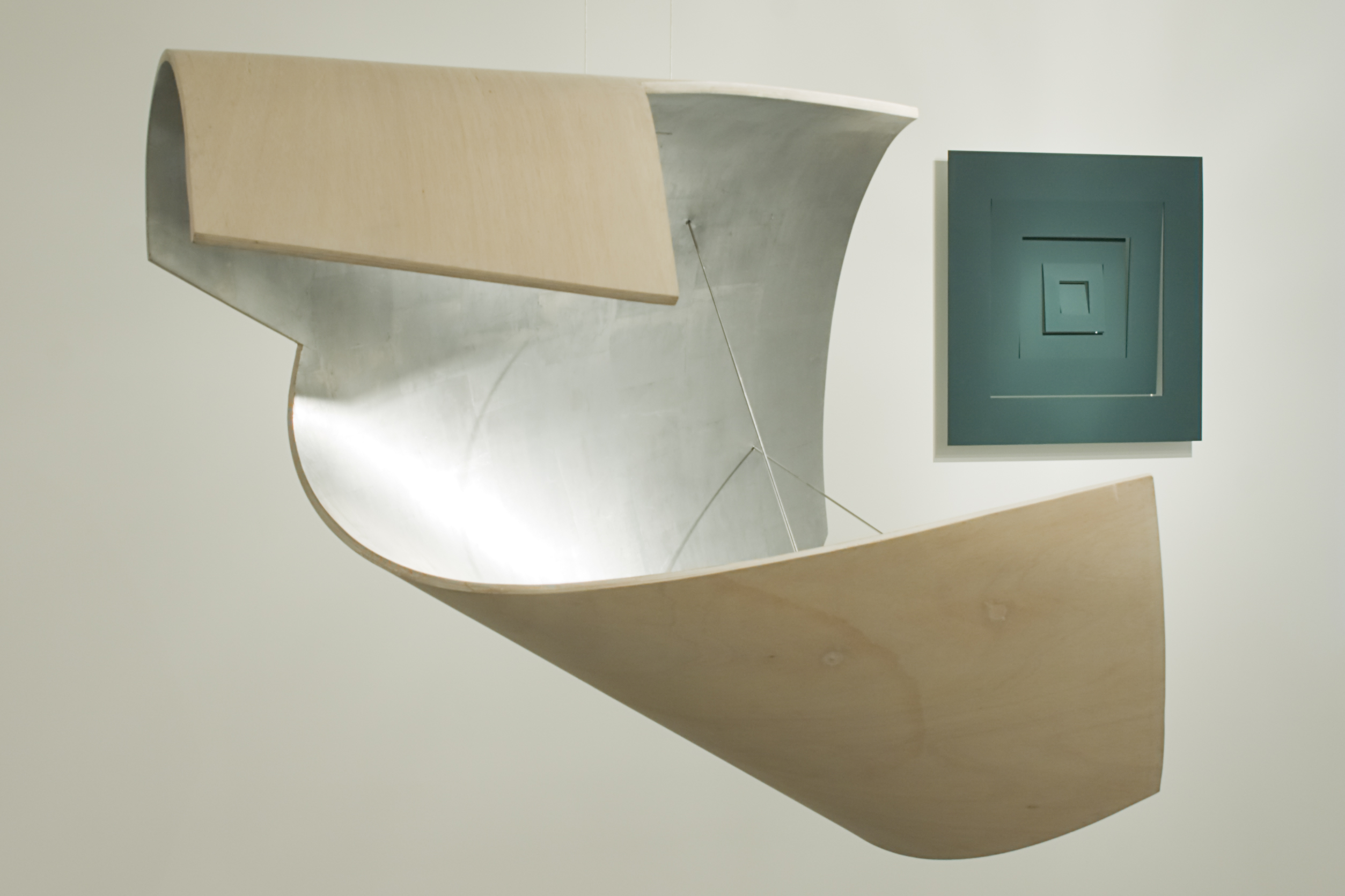 Objeto Cósmico. 2014. Madera compensada y tensada. Pintura al óleo y pan de plata oxidado. 86 x 110 x 100 cm.