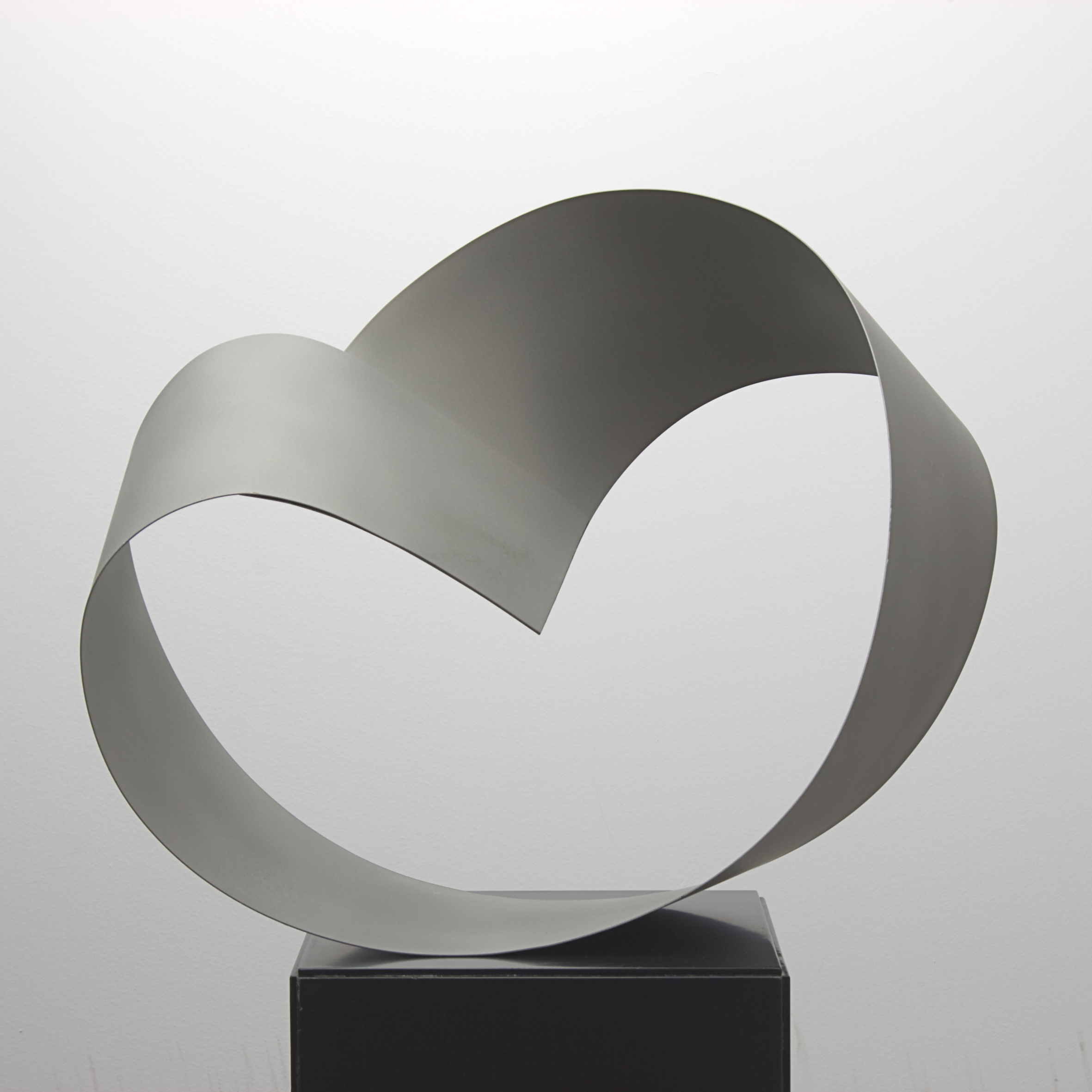 Moebius3.  2013. Chapa de acero inoxidable. Tratamiento de silicato de aluminio proyectado. 32 x 40 x 24 cm.