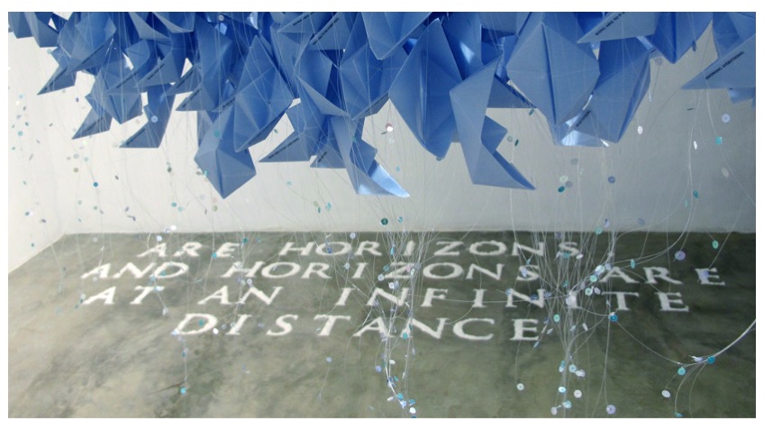 "Horizons are at an infinite distance", 2014. 2000 barcos de papel vegetal azul. Cita extraída del ensayo "Lo inhumano"  de J. F. Lyotard.