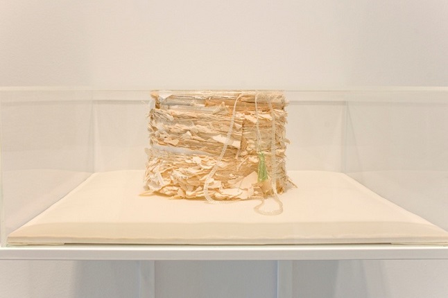 "Alzacuellos para aprender a dejar de contar de historias", 2015. Book spines, silver thread and green thread on satin-lined base, in lacquered wood display case, with methacrylate box option. 15 x 42 x 42 cm.