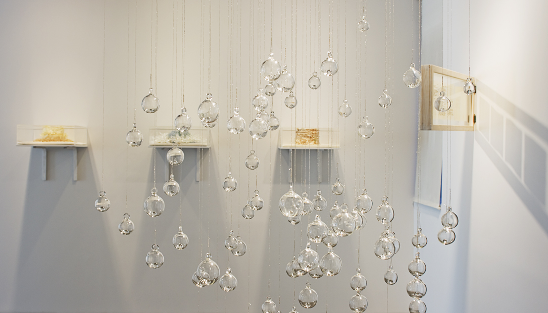 "Break the silence", 2012. Glass and woven silver thread. 190 x 60 x 60 cm.