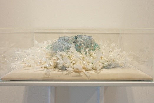 "Alzacuellos para aprender a contar historias II", 2015. Pearls, paper, set letter, silver thread, organza and sequins on a satin-lined base, in lacquered wooden display case, with methacrylate box as an option. 15 x 42 x 42 cm.