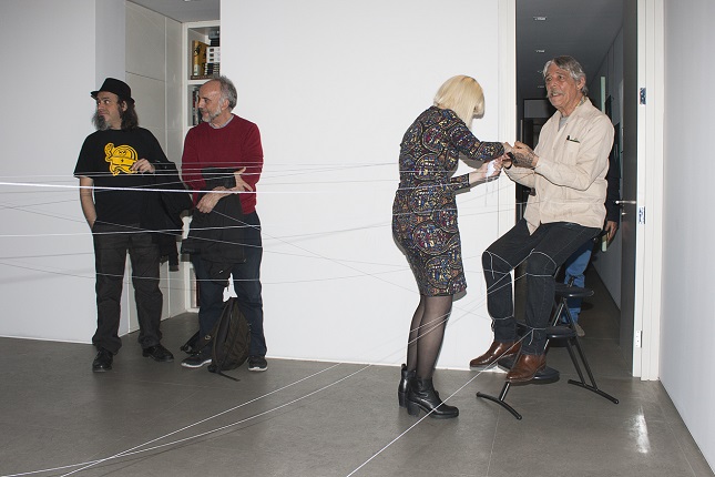"Evento hilado - El arte es solo una excusa". Evento solista para cuerdas y voz. Performance realizada el día de la inauguración por el autor, dejando como testigo los hilos con los que fue realizada.