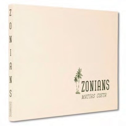 Fotolibro de 16,5 x 24 cm. Edición de 1.000 ejemplares publicado por La Fábrica.