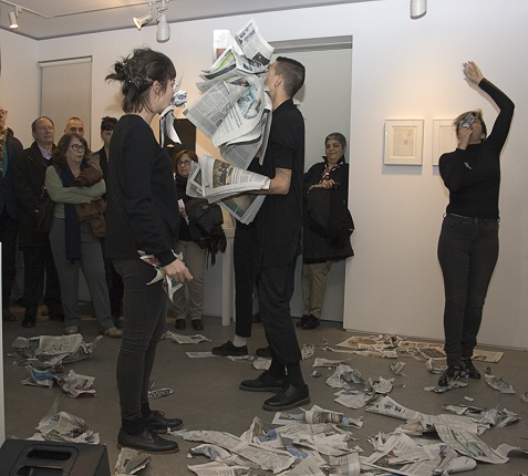 Performance del colectivo ALBASTRU (Mario Montoya / María Tamarit / Lorena Izquierdo /Isabel G. Mondragón / Yolanda Franco) durante la inauguración.