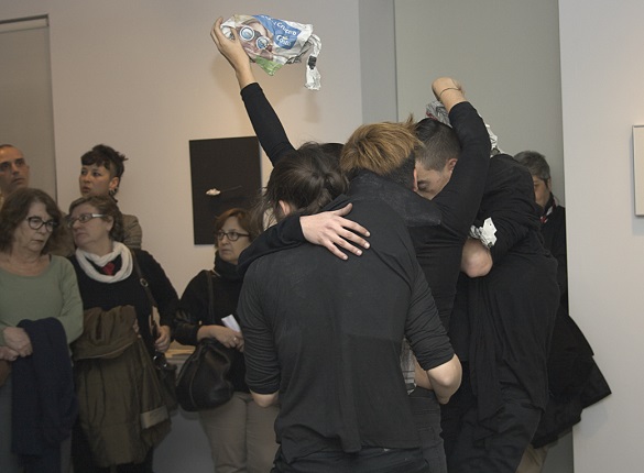 Performance del colectivo ALBASTRU (Mario Montoya / María Tamarit / Lorena Izquierdo /Isabel G. Mondragón / Yolanda Franco) durante la inauguración.