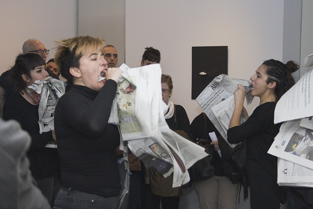 Performance del colectivo ALBASTRU (Mario Montoya / María Tamarit / Lorena Izquierdo /Isabel G. Mondragón / Yolanda Franco) durante la inauguración.