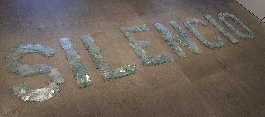 "Silencio", 2016. Site specific. Poema-objeto. Vidrios rotos. Pieza única. 100 x 480 cm.