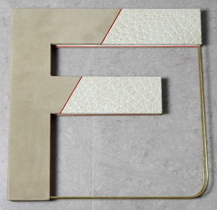 "Libro F", 2013. Libro-objeto. Tela plastificada, metal y acrílico sobre papel, 43 x 43 cm.
