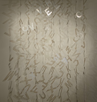 "Cortinaje", 1984. Pieza única. Poema objeto. 10 tiras compuestas por planchas de fibra de vidrio recortada. 269 x 180 cm.