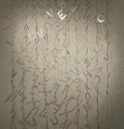 "Cortinaje", 1984. Pieza única. Poema objeto. 10 tiras compuestas por planchas de fibra de vidrio recortada. 269 x 180 cm.