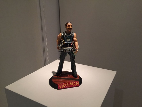 "Videoman II / muñeco de acción", México, 2006. Ceramic paste figure. Cast and edition of 50 made by Eduardo Jiménez. 20 x 10 x 12 cm.