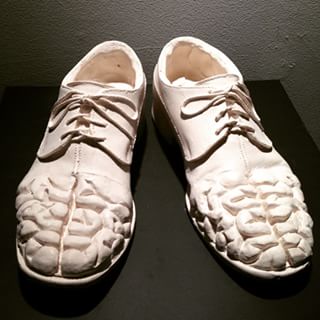 "Pasos pensados", 2013. Escultura realizada en resina con polvo de mármol. 12 x 29 x 13 cm. Ed. 1/3.