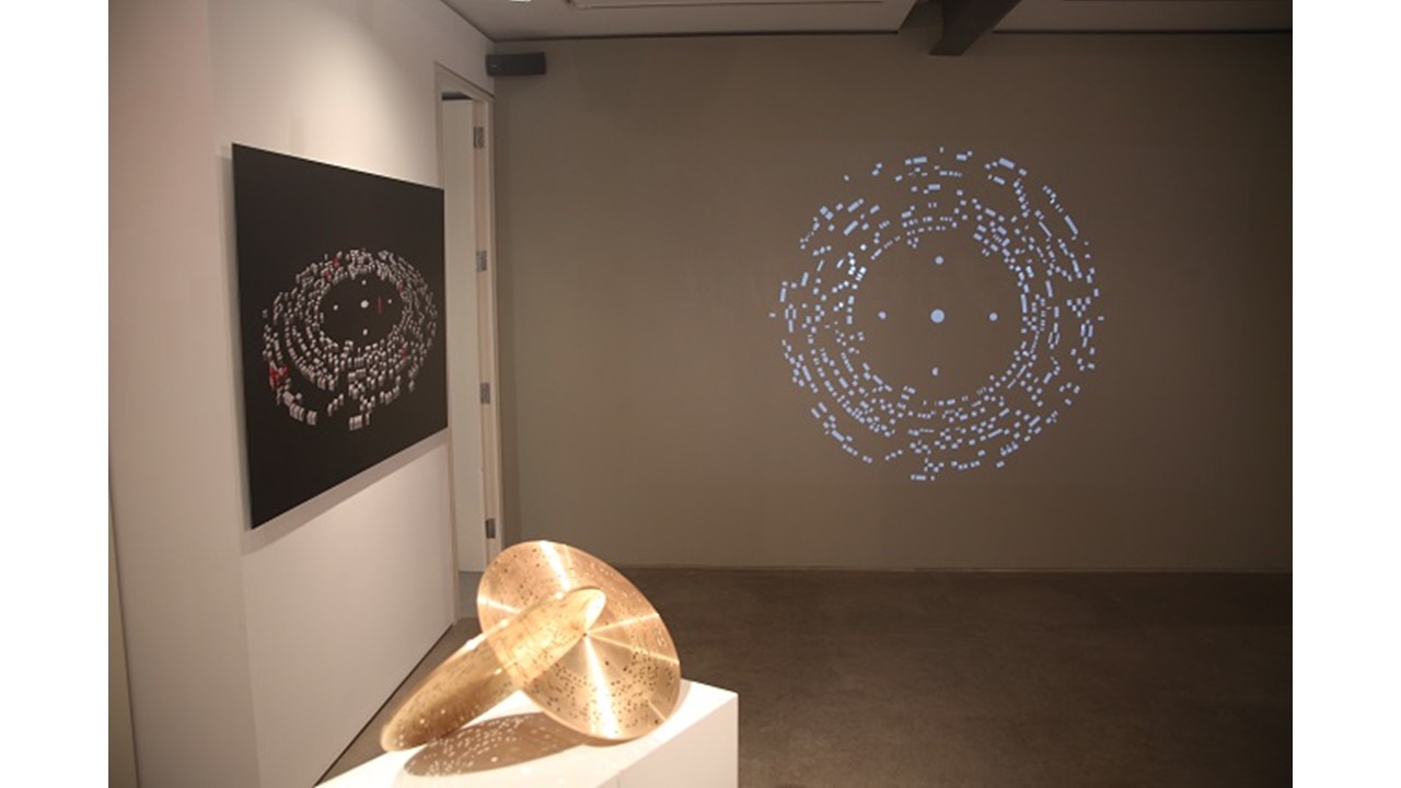 Vista de la exposición en la que se observa la proyección del vídeo "The Five Elements" (2016).