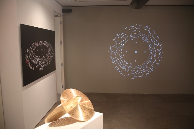 Vista de la exposición en la que se observa la proyección del vídeo "The Five Elements" (2016).