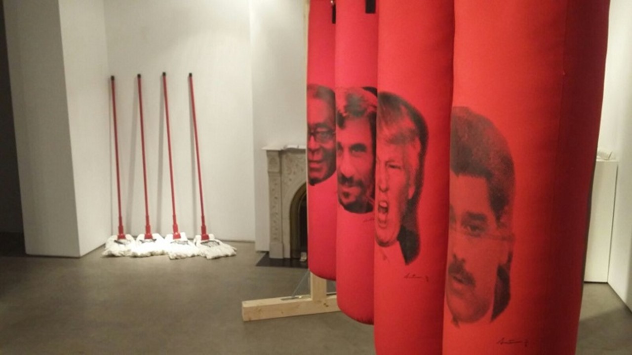 Vista de la exposición "Códigos Humanos" de Antuan Rodriguez en Galería Freijo, 2017.