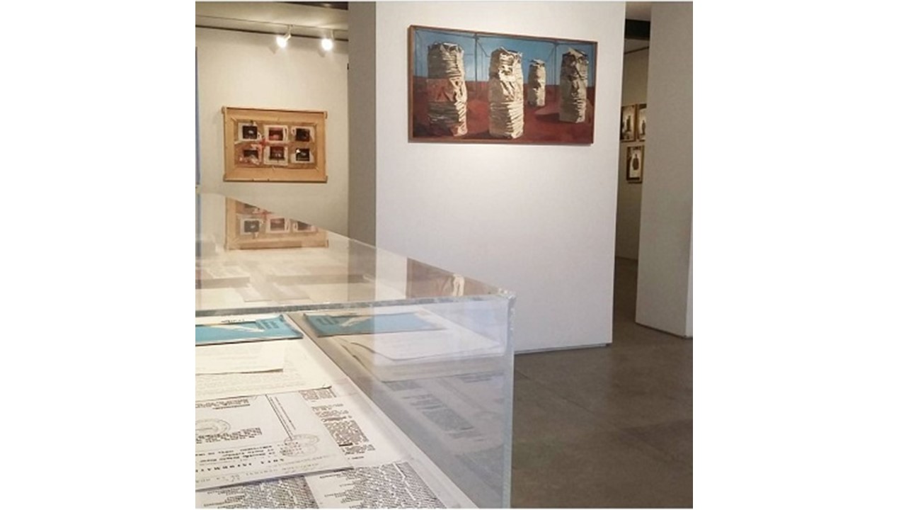 Vista de la exposición "Arte político. Del 68 a Ayotzinapa" en Galería Freijo, 2015.