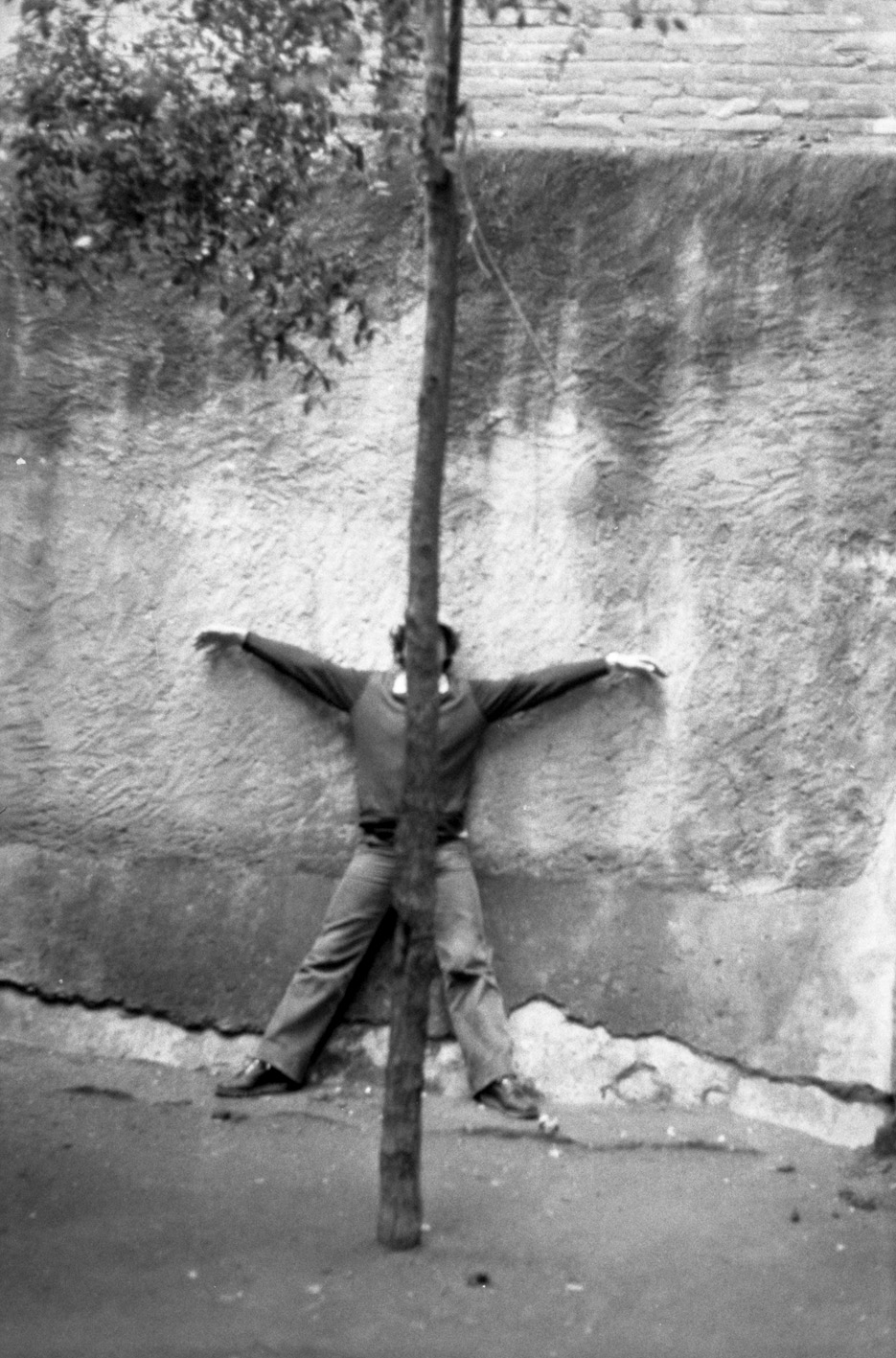 M. Brodsky. "Self-portrait shot", of Nexo, 1979. Series Exilios. 37 x 24 cm.