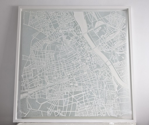 "Growing city," 2018. Drawing on fragmented glass with methacrylate support, 135 x 135 x 5 cm.