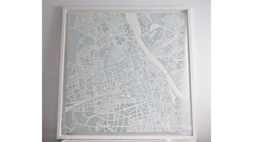 "Ciudad en crecimiento", 2018. Dibujo sobre cristal fragmentado con soporte de metacrilato, 135 x 135 x 5 cm.