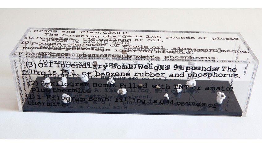 "Pop-bomb", 2018. Palomitas de latón y dibujo digital sobre urna de metacrilato. 10 x 35 x 10 cm.