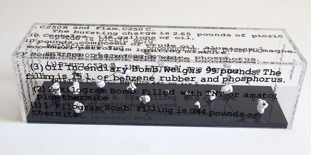 "Pop-bomb", 2018. Palomitas de latón y dibujo digital sobre urna de metacrilato. 10 x 35 x 10 cm.
