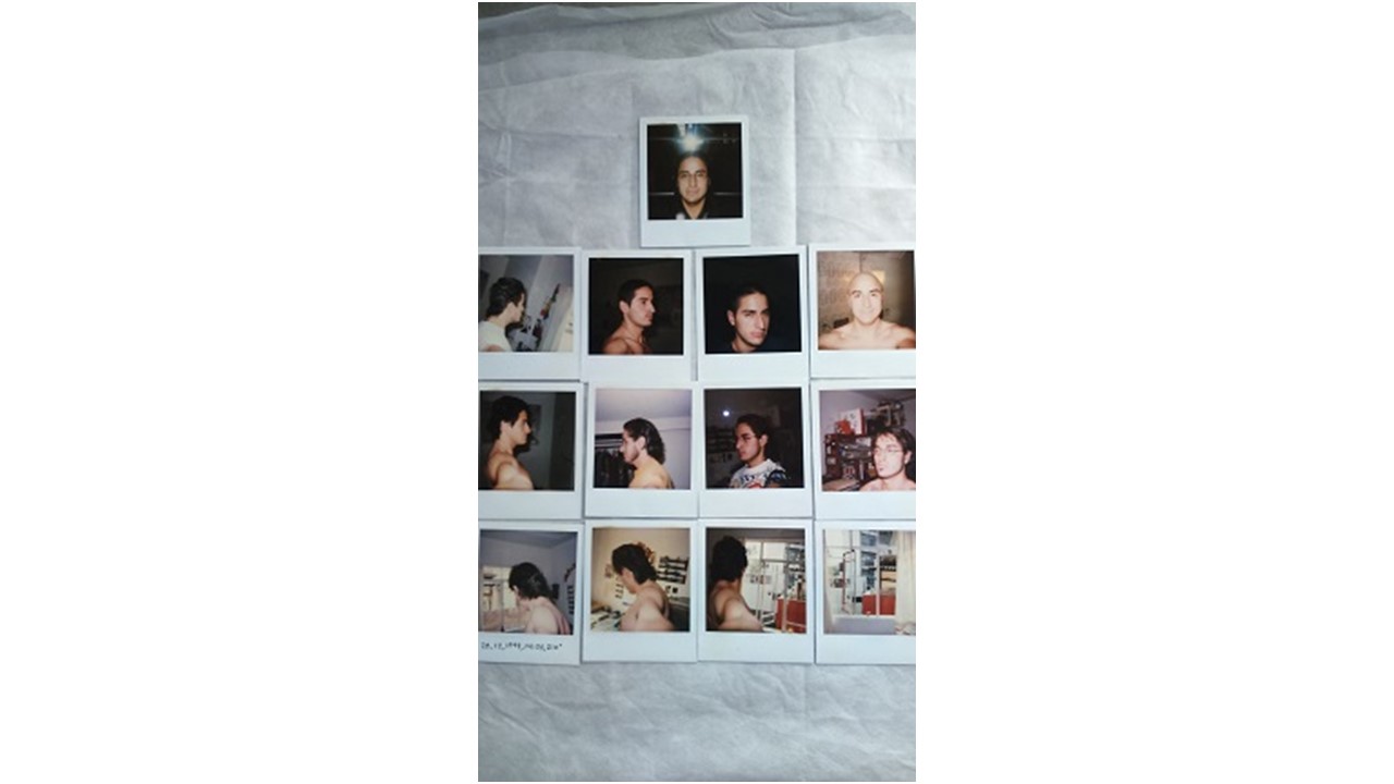 Fernando Llanos. "28, 12, 1999, 14:00, 210º", 1999. 13 polaroids, 11 x 9 cm c/u. Pieza única. "Espejulacciones" en Galería Freijo, 2018.