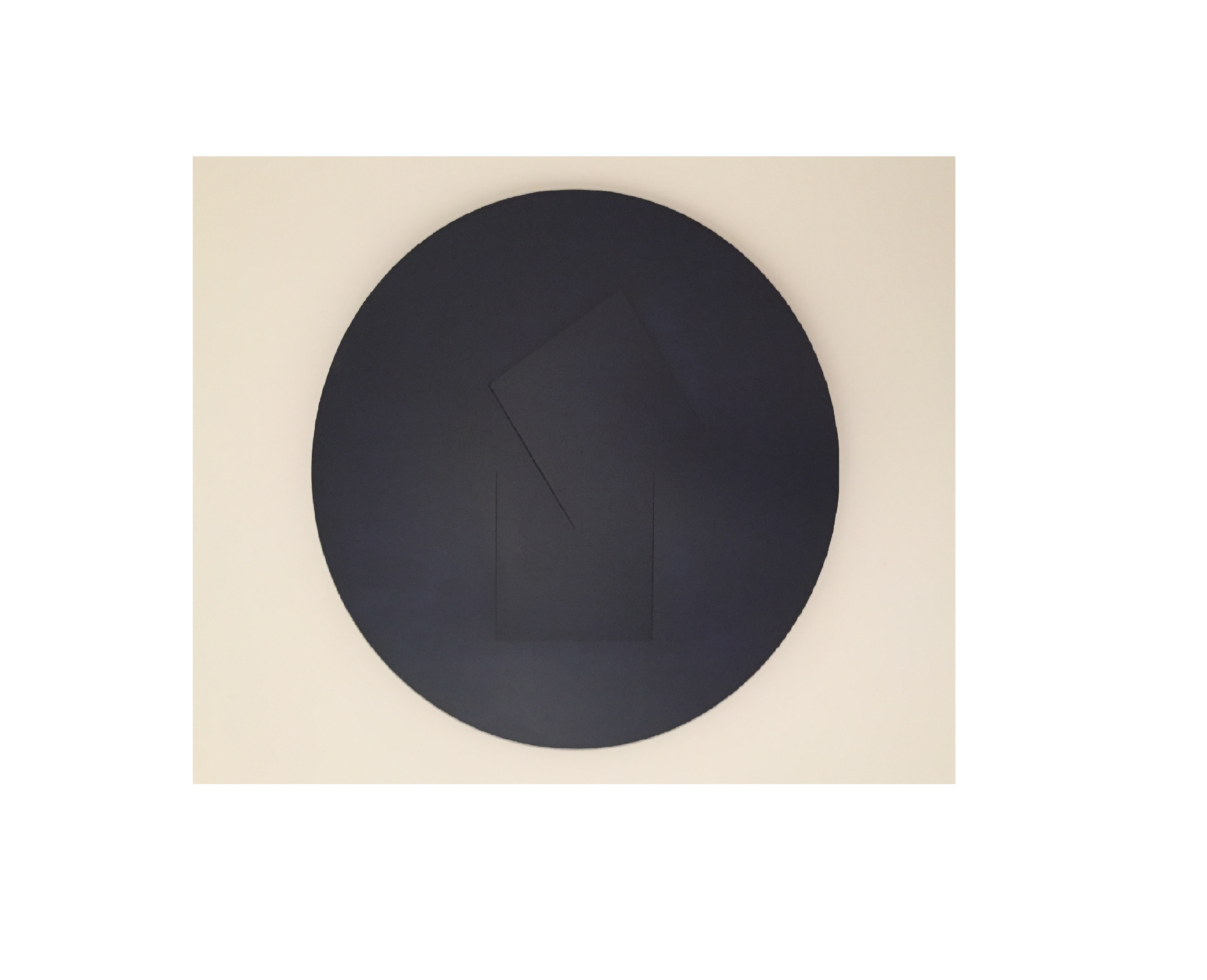 S/T, 2018. Madera laminada pintada al horno. 60 (diámetro) x 3 cm.