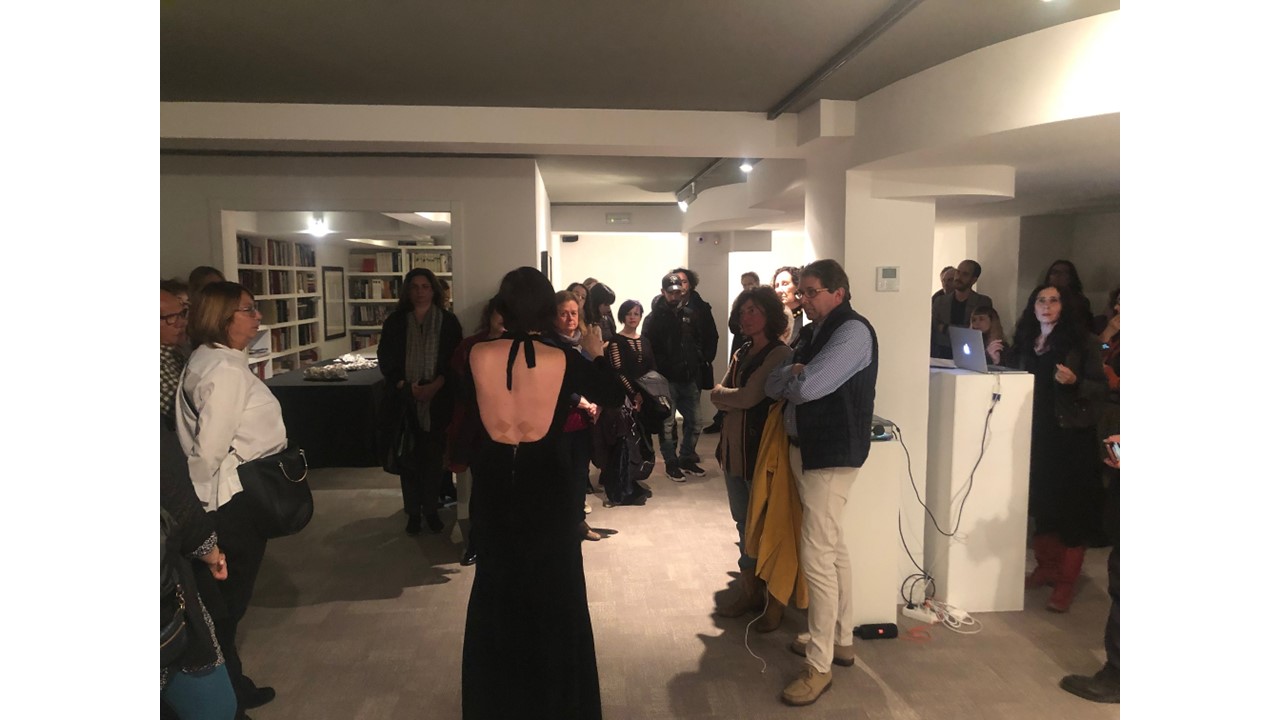 Poetic Action at the LZ46 in Freijo Gallery as part of Laura Torradas exhibition "Un silencio malva"