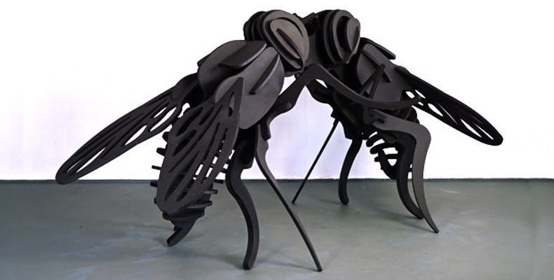 El Beso. 2019. Escultura en madera negra DMF. 145 x 300 x 160 cm
