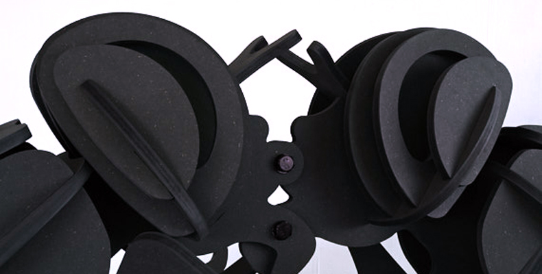 El Beso. 2019. Escultura en madera negra DMF. 145 x 300 x 160 cm. Detalle