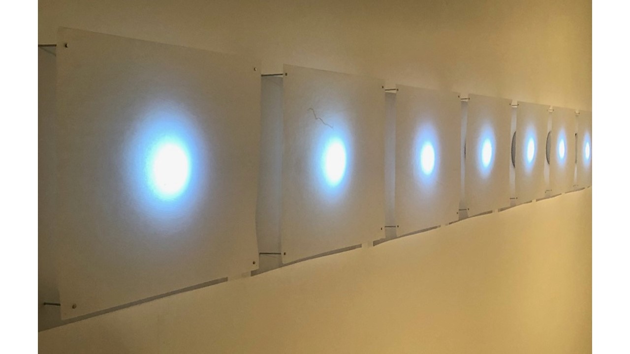 "Datos fríos". 2019. 20 dibujos de hilo sobre papel de calco. Instalación. Pieza única. Dimensiones variables.