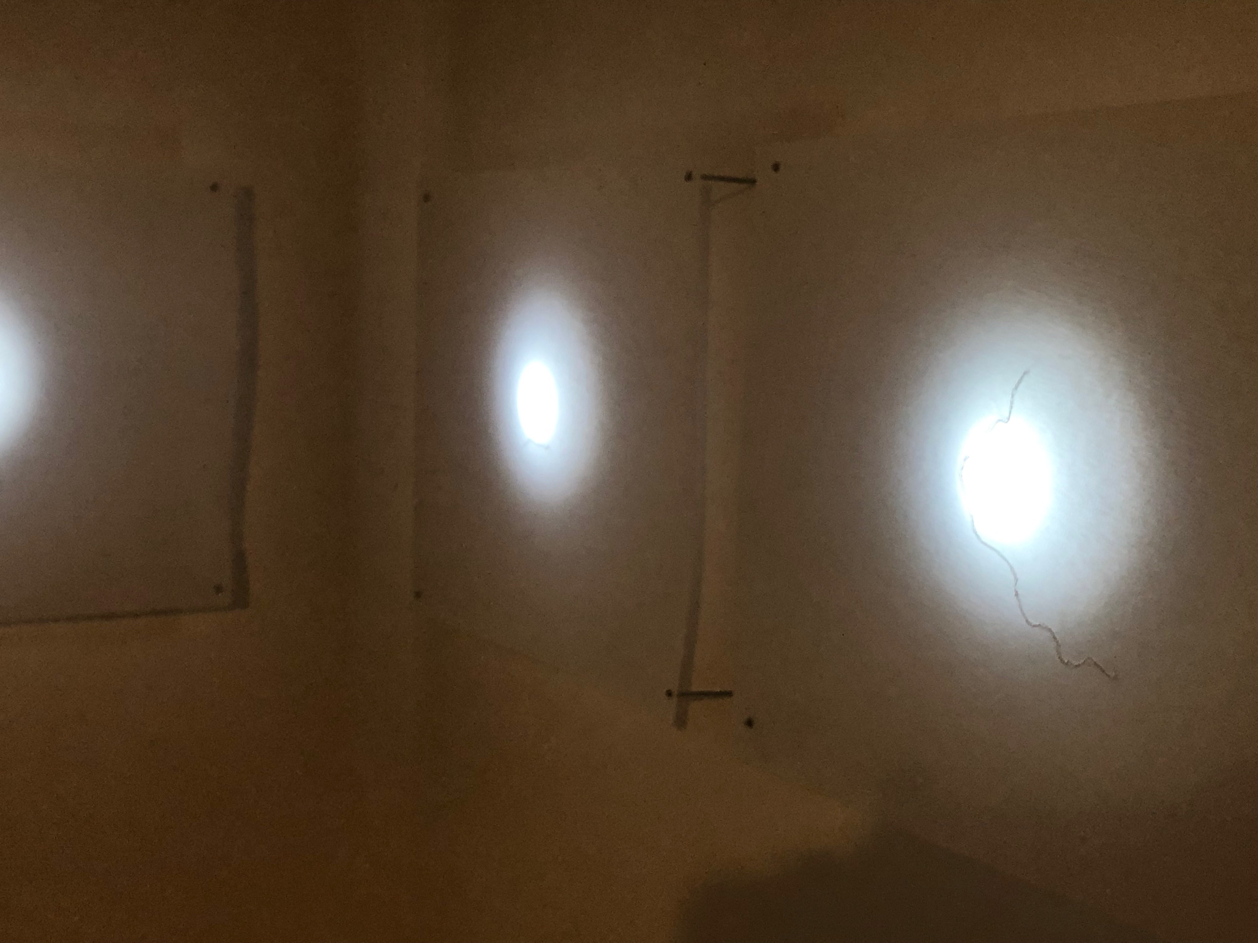 "Datos fríos". 2019. 20 drawings of thread on tracing paper. Installation. Unique piece. Dimensions variable. (Detail)