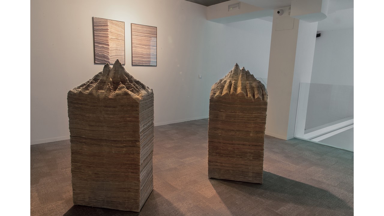 Vista de exposición. "Montaña de periódicos III y IV",  2014. Periódicos. 126 x 59 x 41 cm