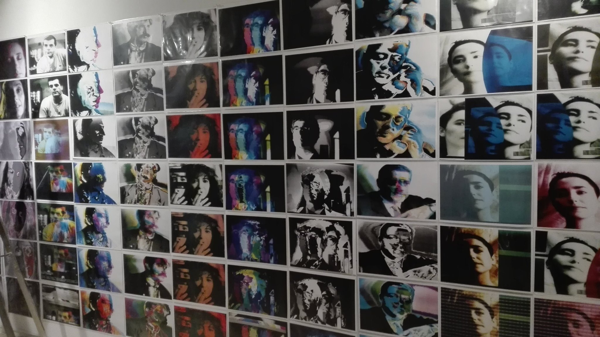 Archivo Retratos Lumena 1992-1995. Fotovídeo computer. Fotografías capturadas de la pantalla y transferidas a fotocopias a color. 161 unidades de secuencias modulares. Medidas Variables. (detalle)