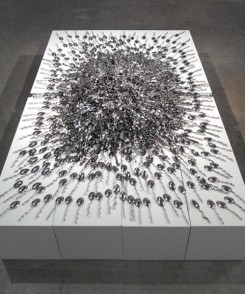 "Mil novecientas setenta y cinco cucharas", 2012. Instalación.