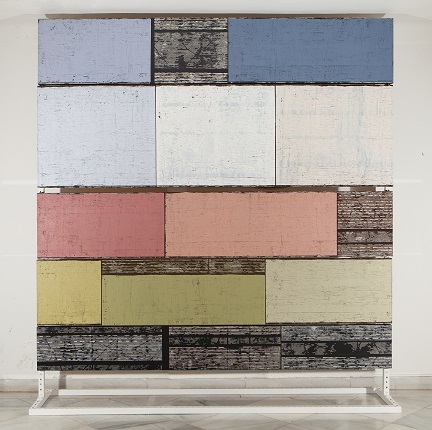 "Archivo de tablas cromáticas con información", 2019. Óleo y pigmento sobre contrachapado, 265 x 244 cm.