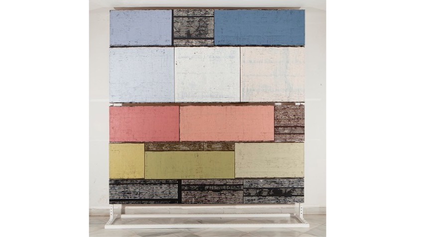 "Archivo de tablas cromáticas con información", 2019. Óleo y pigmento sobre contrachapado, 265 x 244 cm.