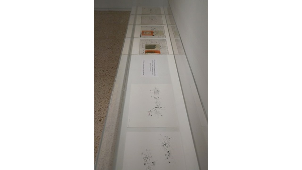 Vista de la vitrina de la exposición "Archivos cromáticos. Obra reciente de Enrique Brinkmann".