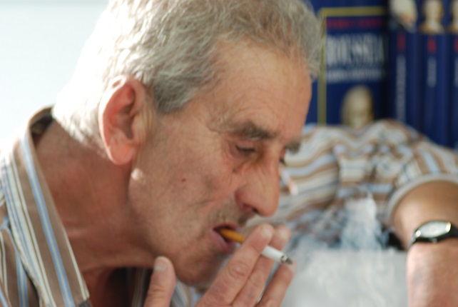 Leopoldo María Panero en la caseta de la Feria del Libro de Madrid (2011). Photo © Bal Ferrero