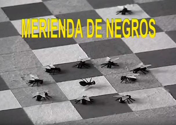 Fotograma de la obra de vídeo titulada "Merienda de negros" de la artista Elba Martínez, 2002; 1/2. Edición 2 + AP. Duración 50 min.