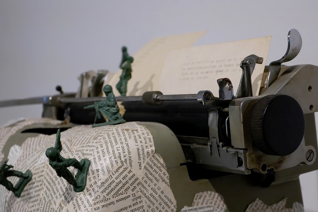 Detalle de la obra de Bartolomé Ferrando, "Debate", 1996. Poema objeto collage objetual. Máquina de escribir, papel impreso, soldados de plástico. 27 x 27 x 39 cm.