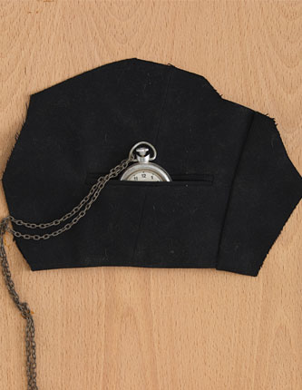 Joan Brossa, "Poema objeto", 1988. Bolsillo de chaleco y reloj de cadena. 2 x 26 x 13 cm. Pieza única.