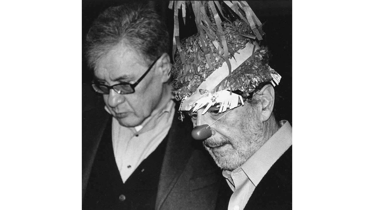 Fotografía en el estudio de Vicente Rojo en México del artista con José Emilio Pacheco.