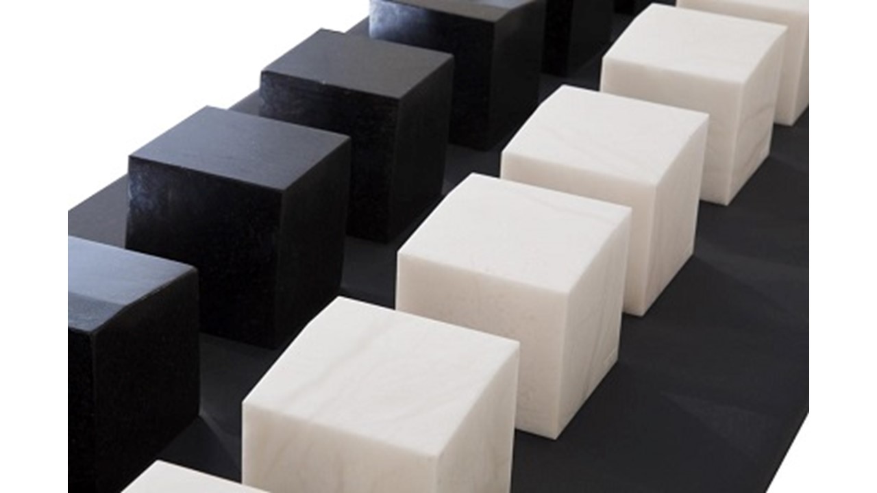 Albiku trikuharri. 2000. 8 pieces of alabaster and 8 pieces of black stone from Zimbabwe. 12 x 12 x 12 cm each.