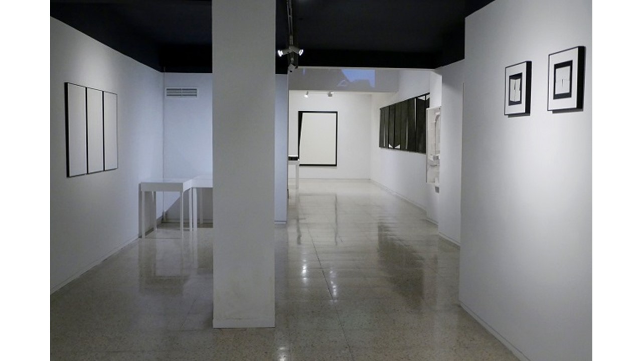 Vista de la exposición "Horizontes" de Elena Asins en Galería Freijo, 2020.