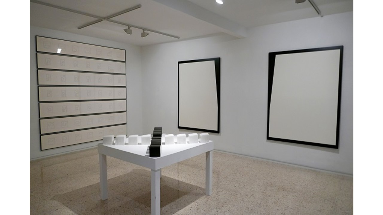 Vista de la exposición "Horizontes" de Elena Asins en Galería Freijo, 2020.