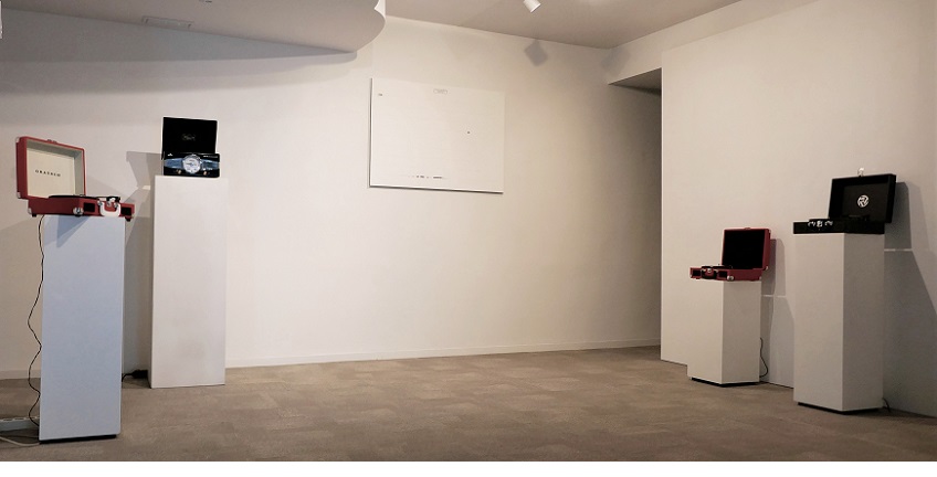 "Dylan in Between. The Message of the Medium", 2001-2020. Installation. Unique piece. Four portable record players, four translucent vinyl records (18 cm in diameter each) and original score printed on Velin cotton, Museum Canson attached to dibond-aluminium. 77,8 x 110 cm.