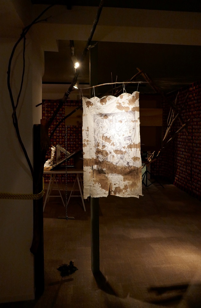 Instalación escultórica "Desiderium", 2020. Ramas, cuerdas, hilo y tela con impresión y manchas de sangre del artista. 240 x 100 x 100 cm.