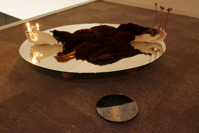 Instalación escultórica "Nexo", 2020. Espejos, gallo disecado, manos del artista fundidas en escayola, velas y hojas de opio. 84 x 87 x 40 cm.